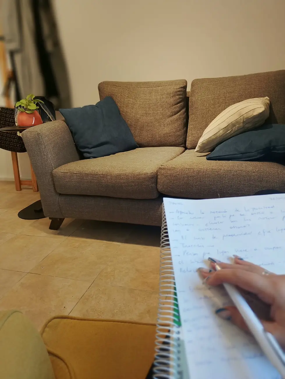 Cuaderno de trabajo frente al sillón de consulta