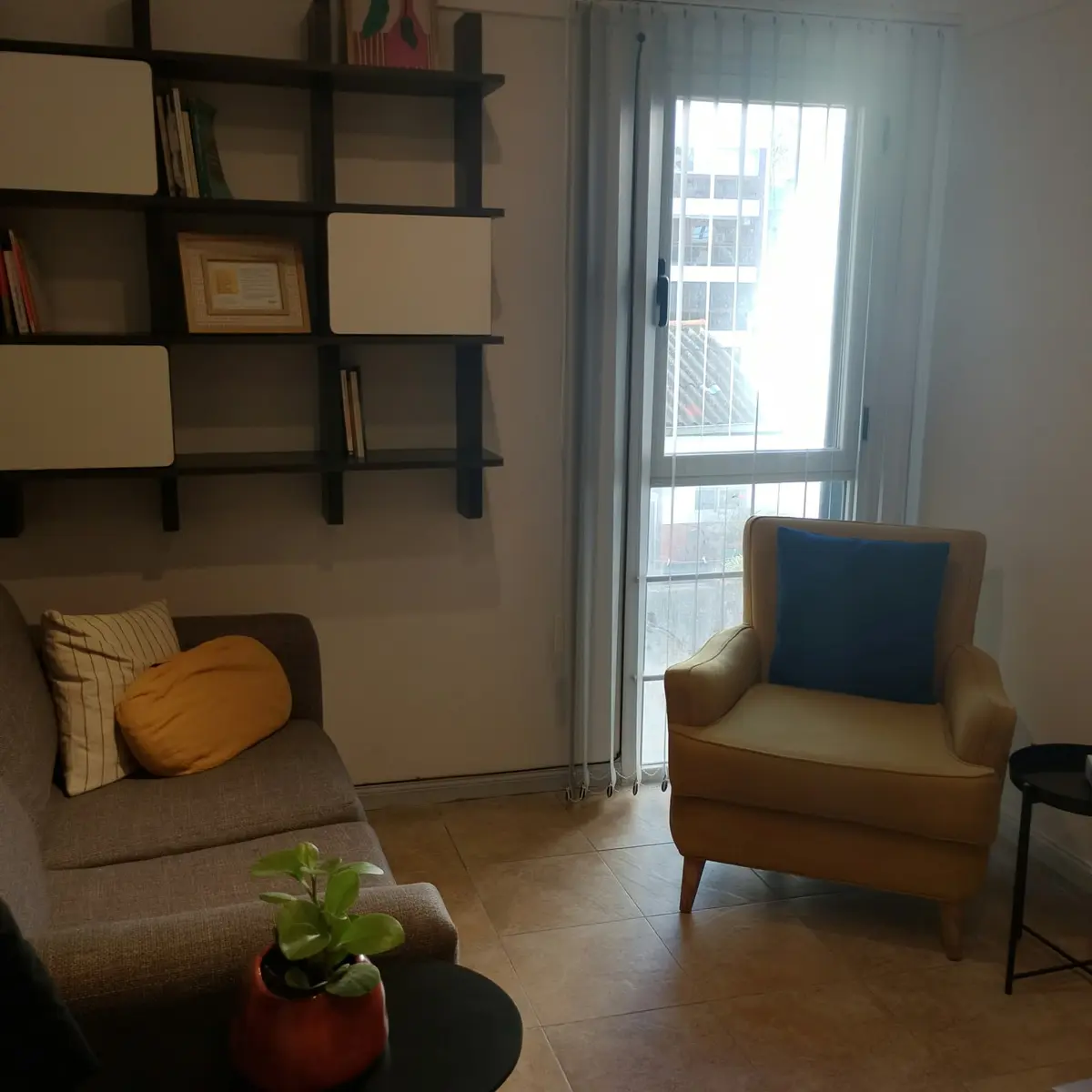 Sillones del espacio de consulta junto a una ventana